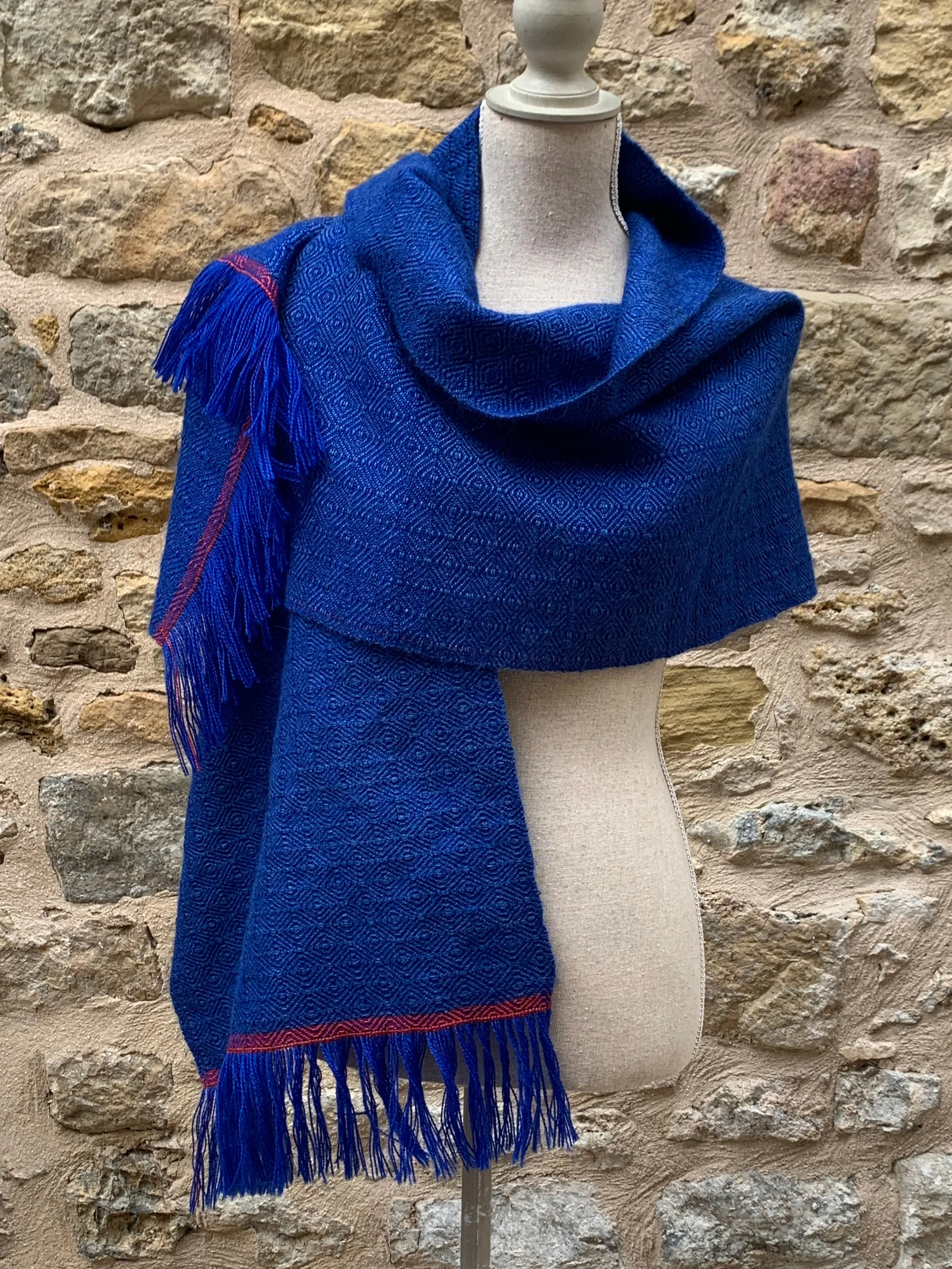 Écharpe bleu roi aux losanges, autre vue 2
