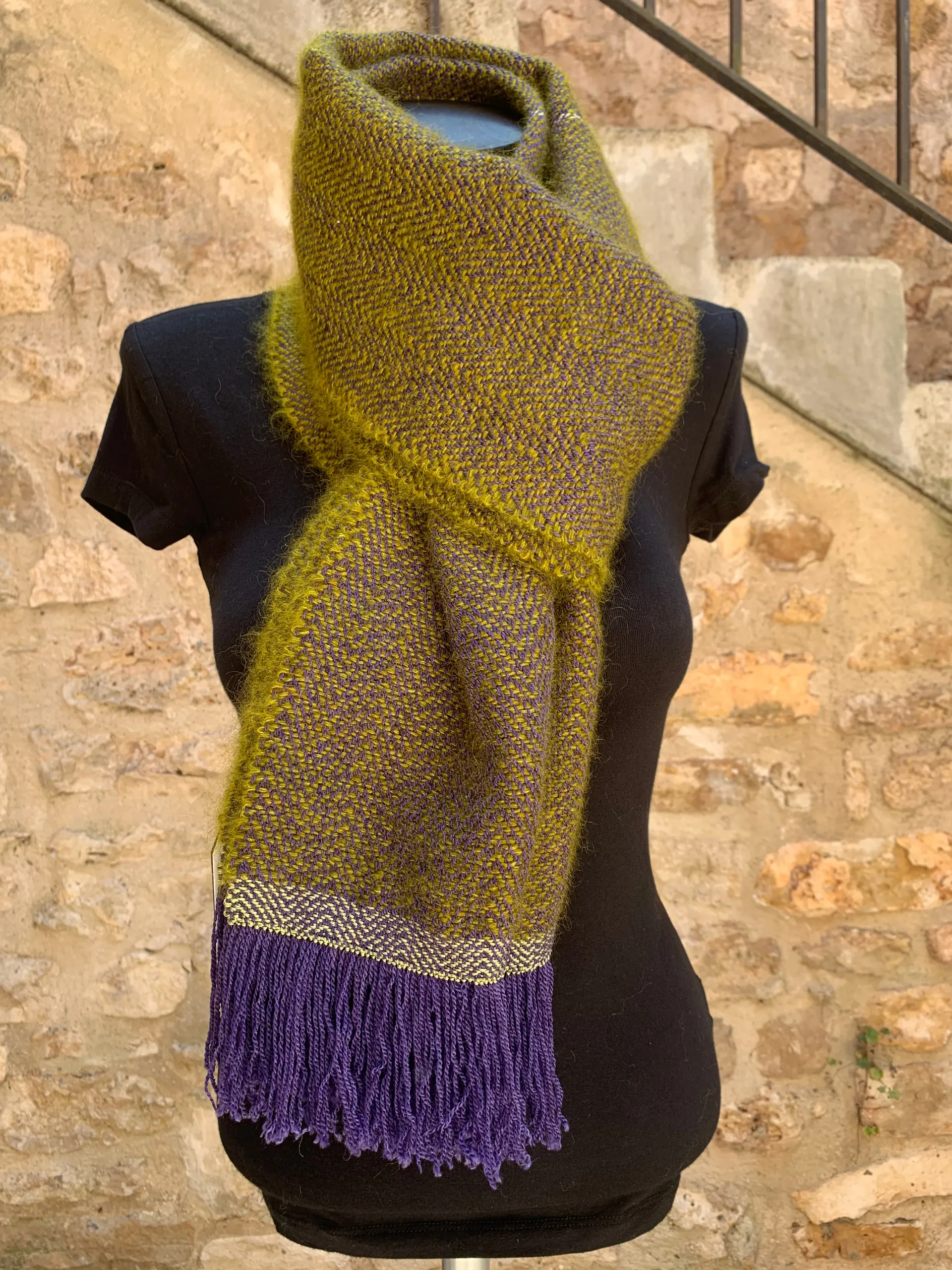 Écharpe olive aux franges violettes, autre vue 2