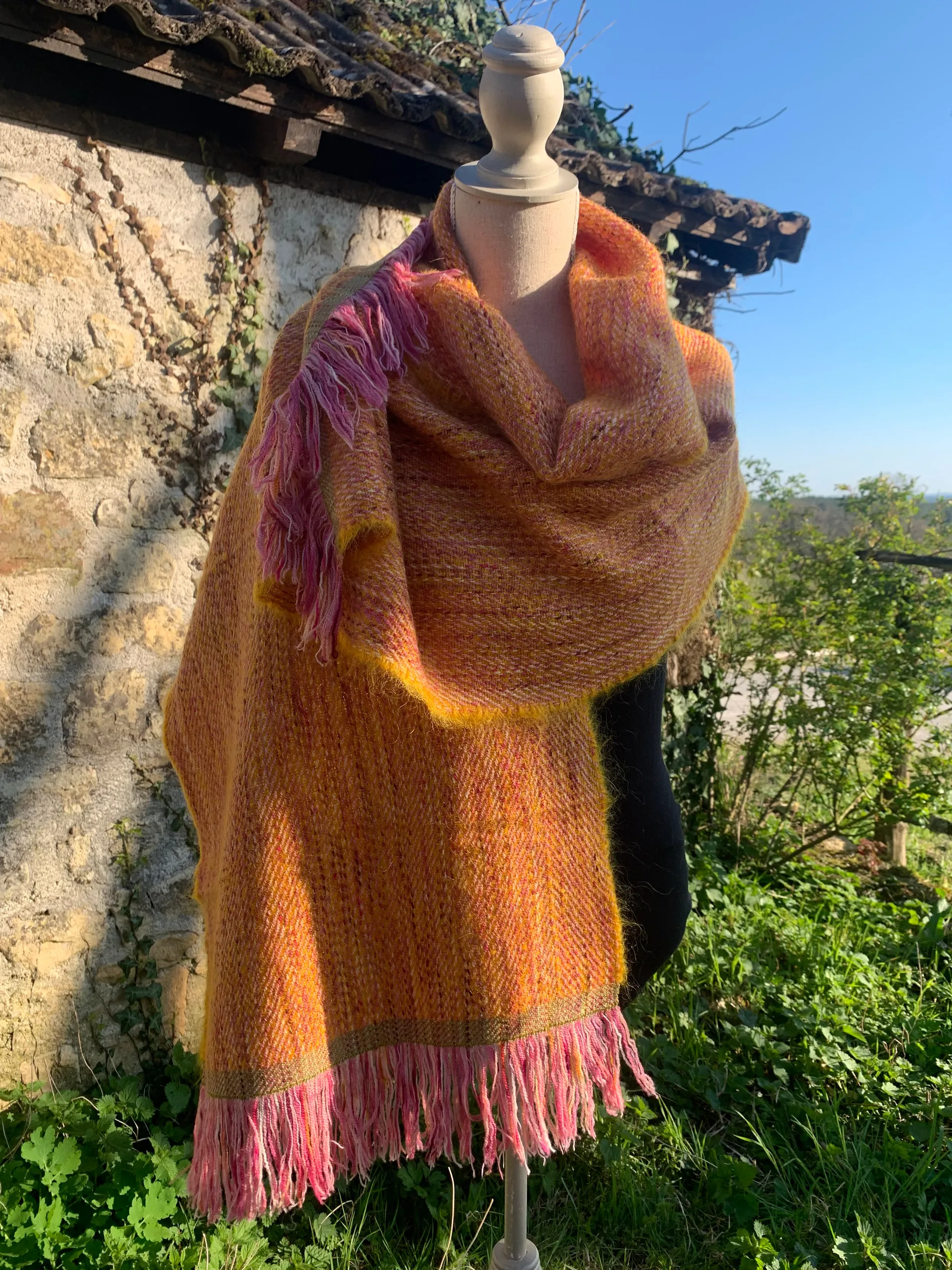 Écharpe orange solaire aux franges roses, autre vue 3