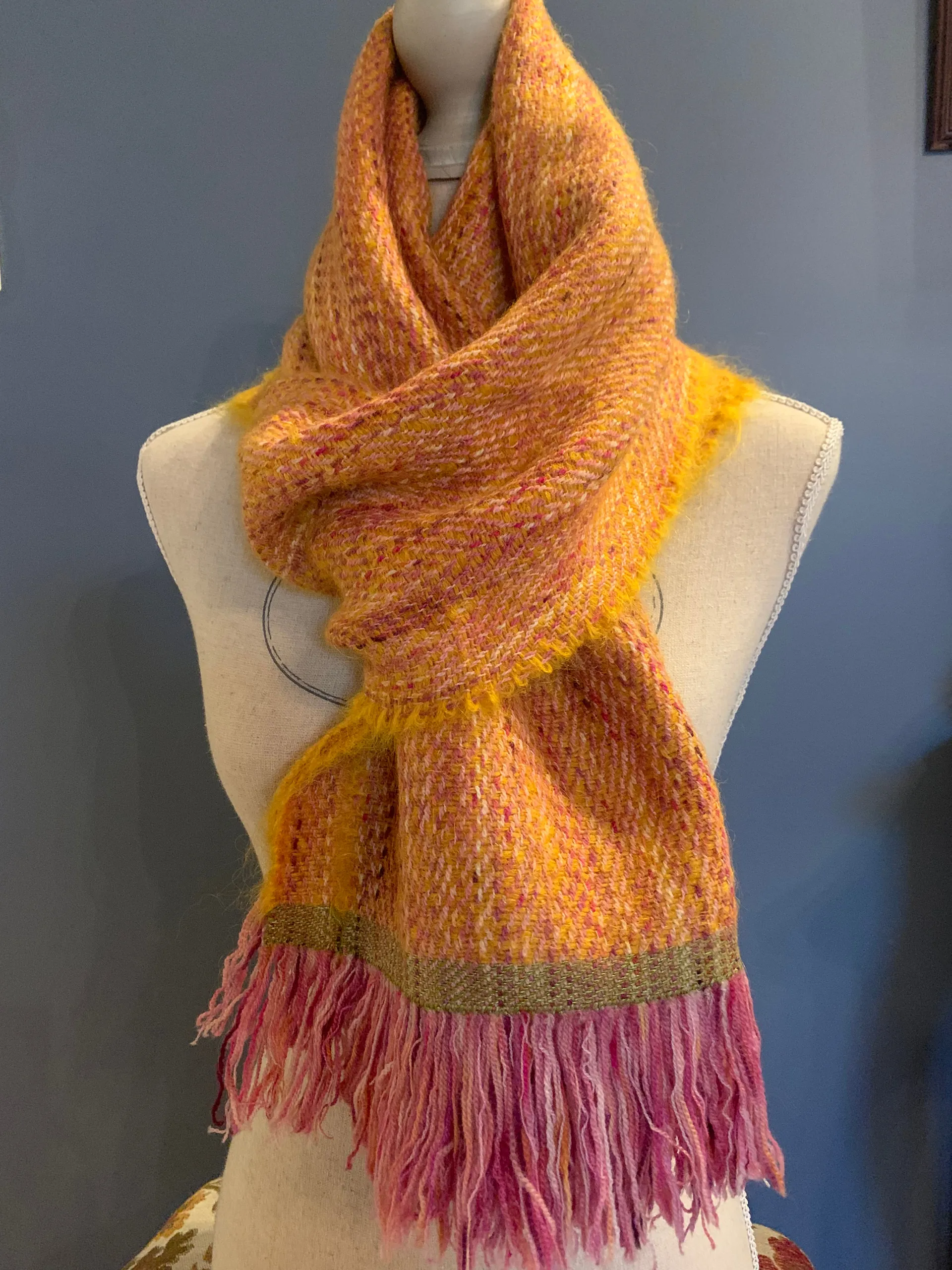 Écharpe orange solaire aux franges roses, autre vue 5