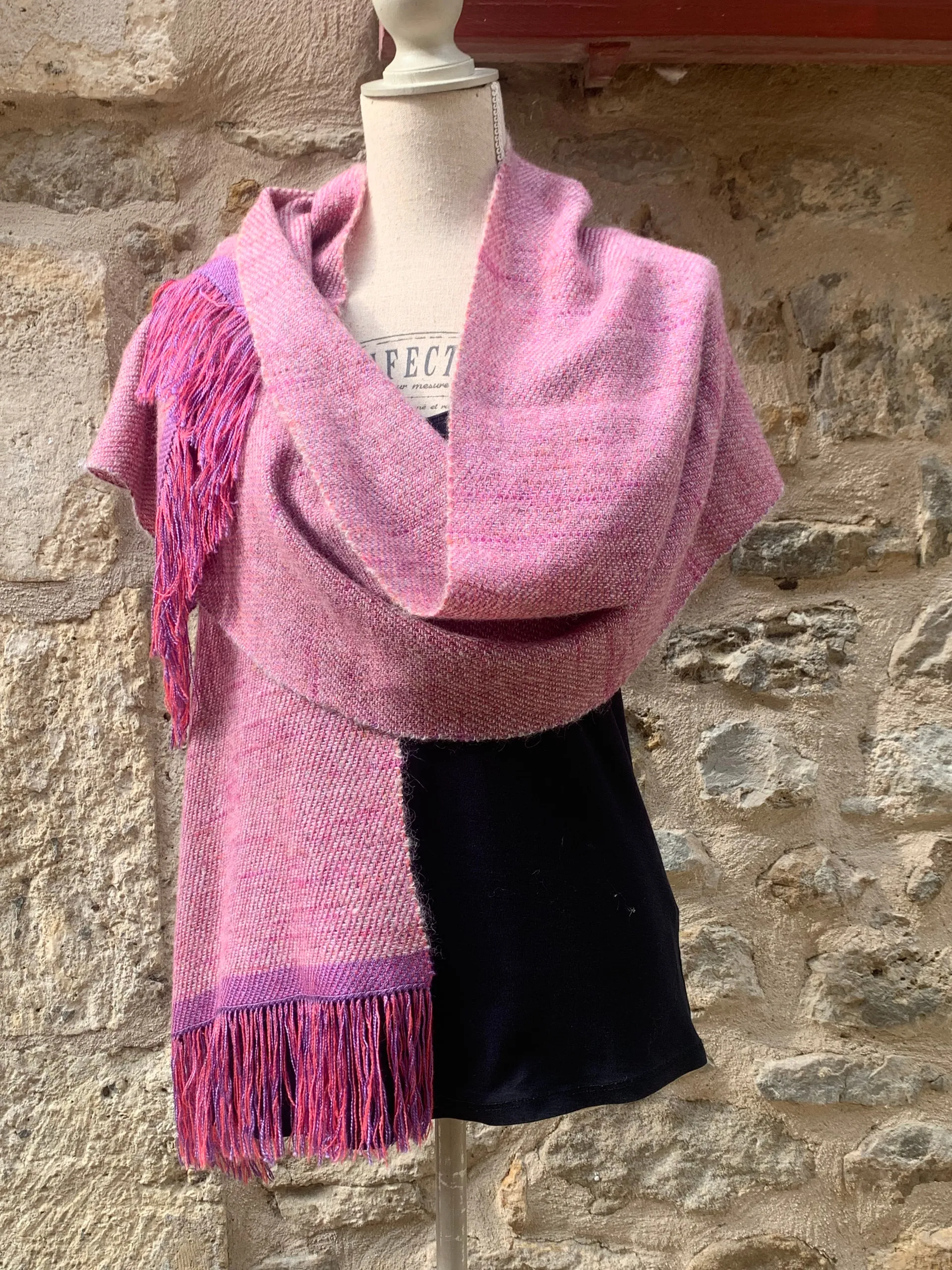 Écharpe rose lilas aux franges corail et violet, autre vue 2