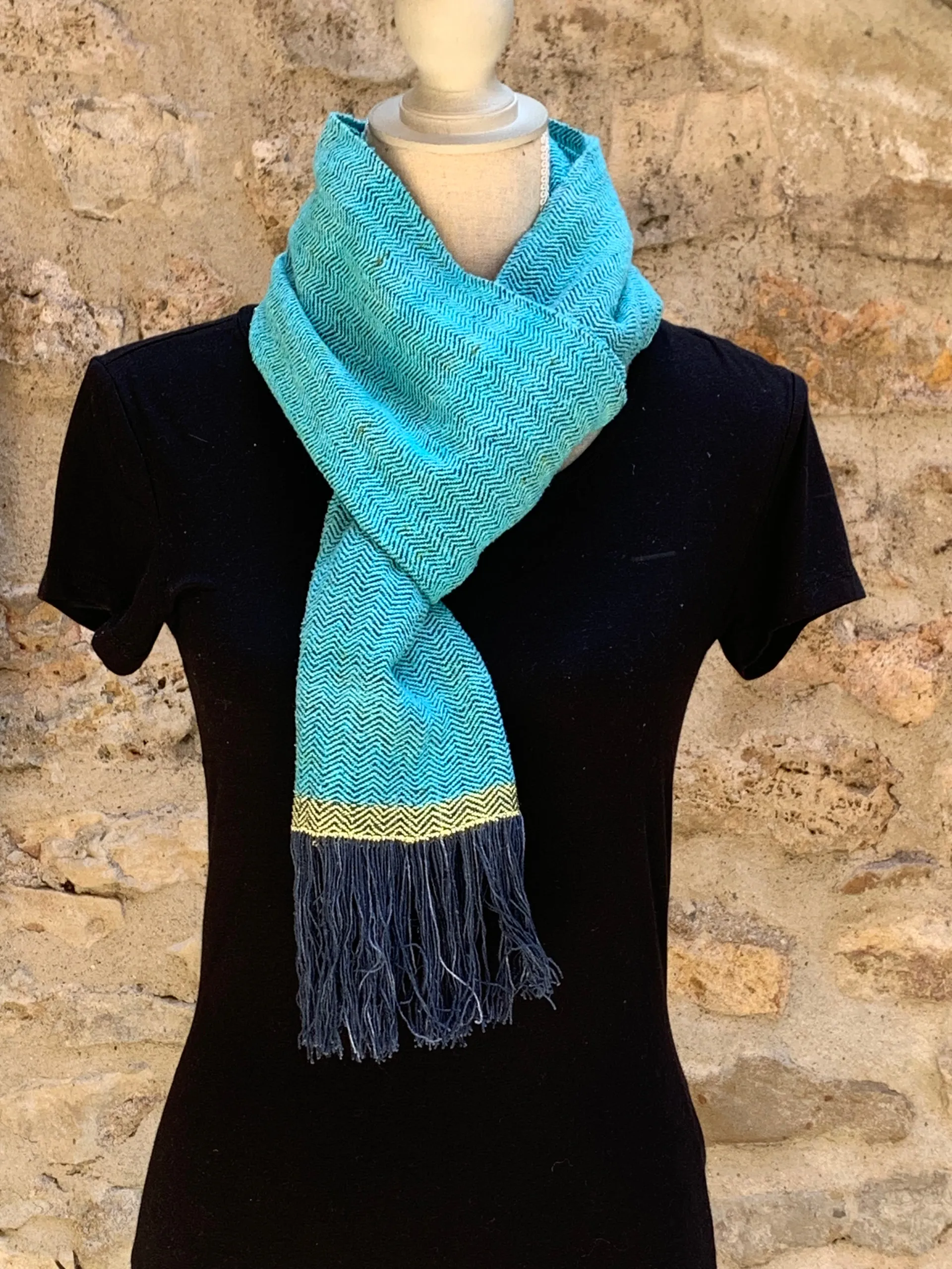 Écharpe turquoise aux chevrons et bande jaune, autre vue 2