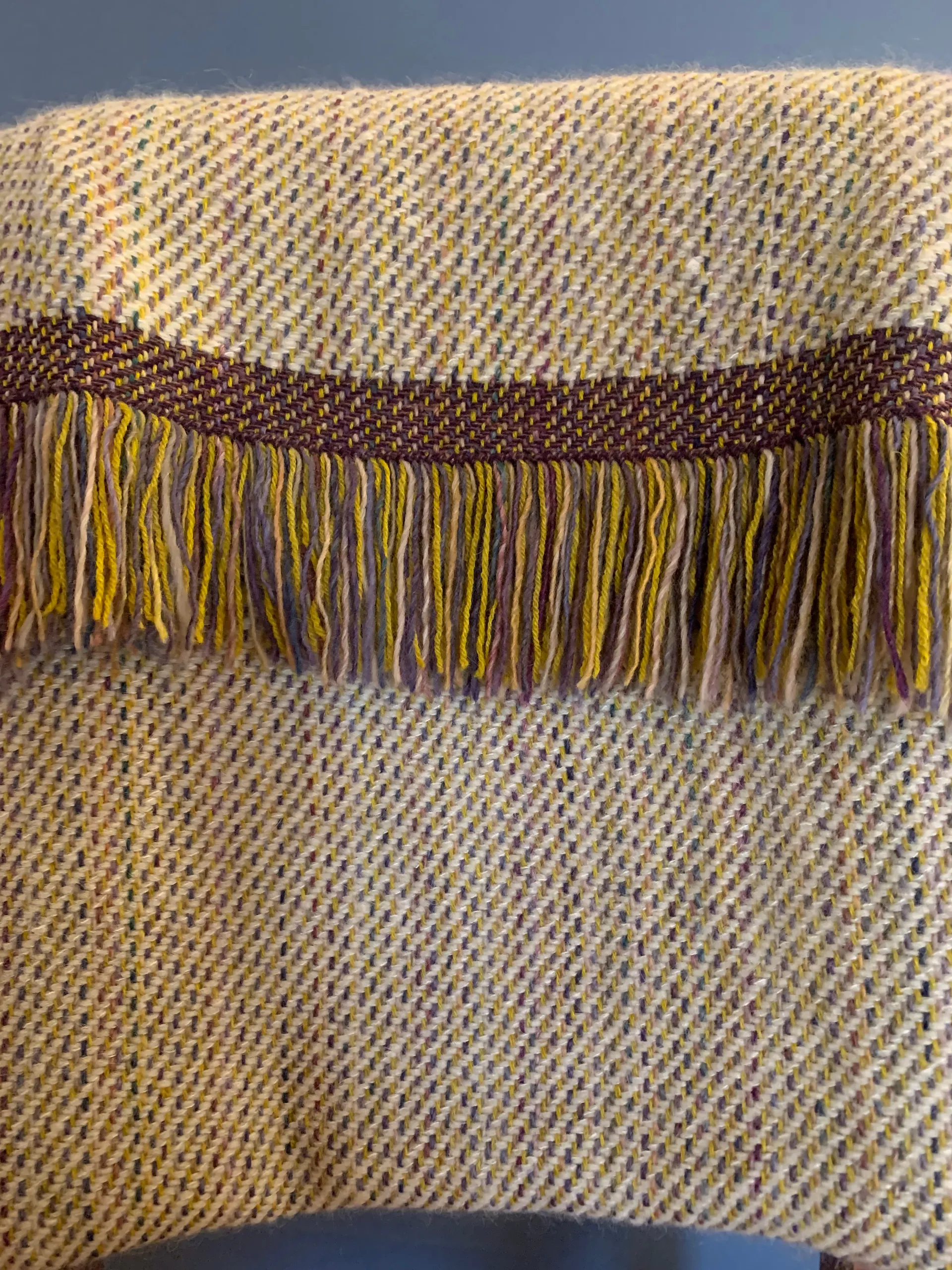 Étole écrue mouchetée aux franges multicolores, autre vue 2